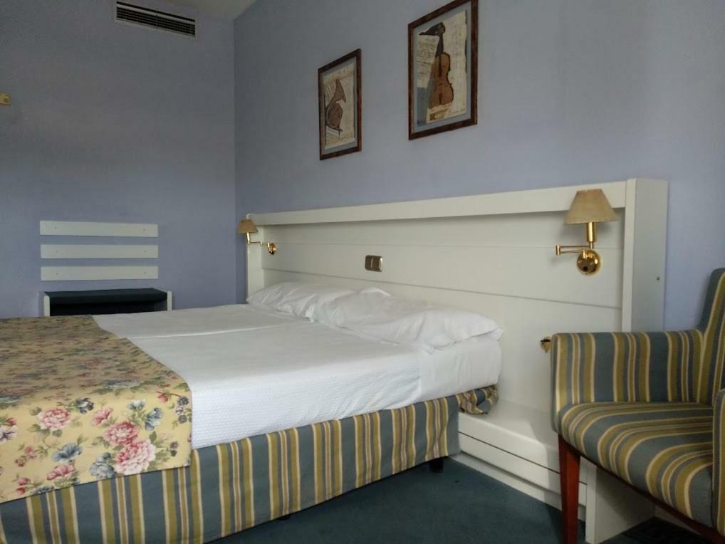 Hotel Las Cigueenas Trujillo Extérieur photo