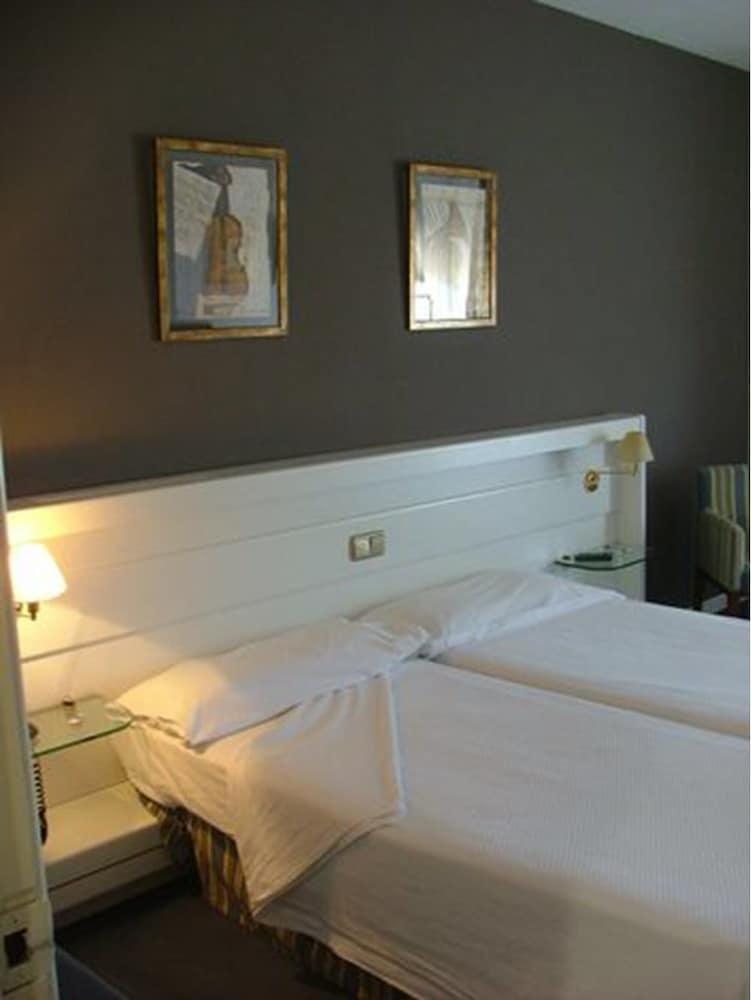 Hotel Las Cigueenas Trujillo Extérieur photo